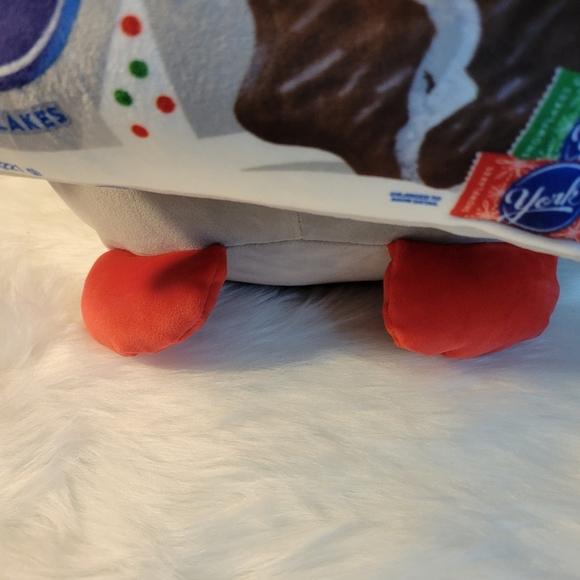 Zuru Snackles Dennis Penguin Plush Toy - Black, Gray, and Red - Picture 6 of 10